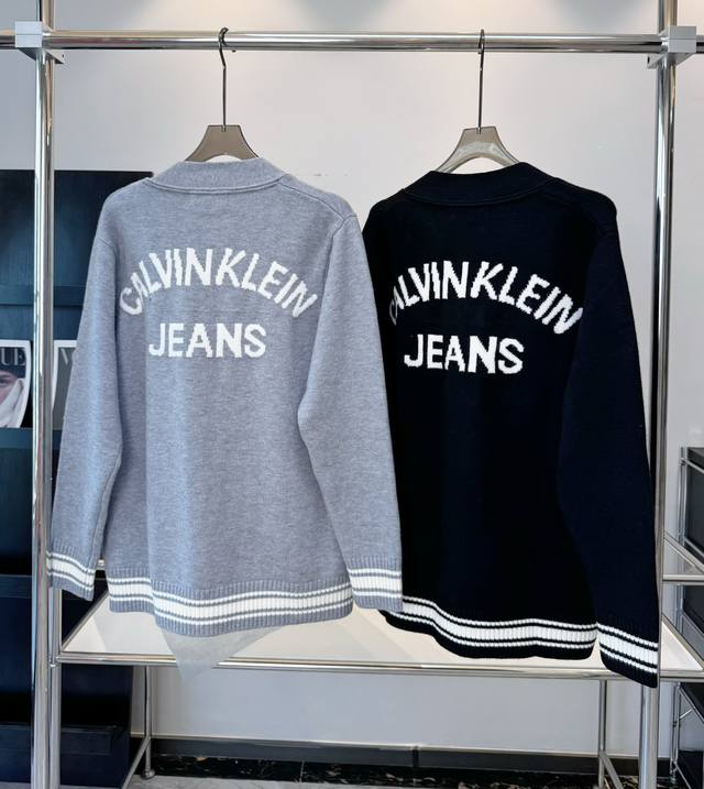 款号：D143只剩M Calvin Klein Jeans Ck经典字母休闲开衫毛衣 独家定制高品质面料采用高比例优质羊毛纱线编织，进口提花机作业，损耗变数不稳