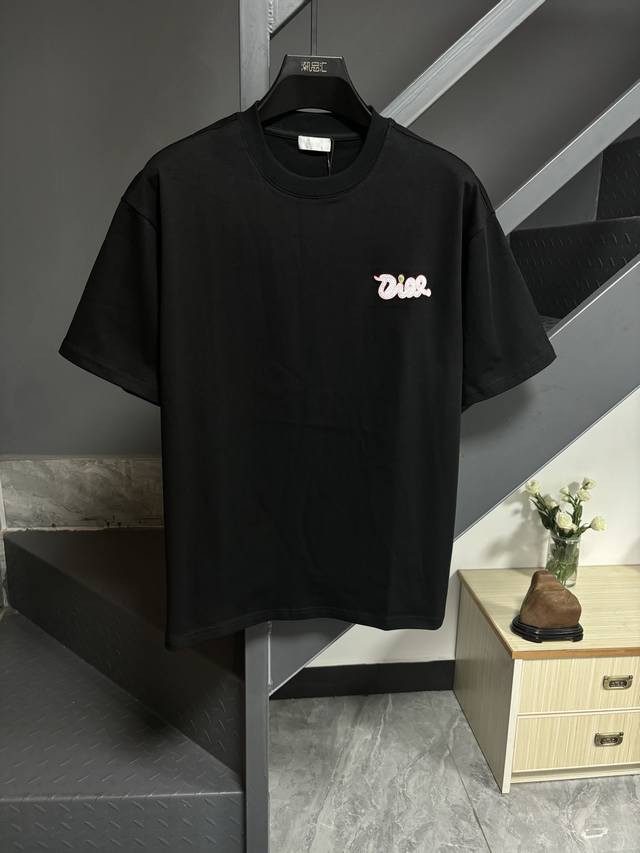 Dio*R迪-奥25S新款情侣圆领T恤！胸前新款3D立体刺绣.260G甄选100%纯棉质感.棉质饱满富有弹性.秉持着对细节追求 图案也是经典！饱满清晰有质感.面