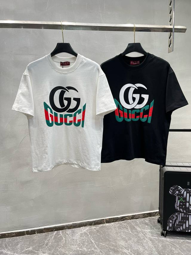 Gucc*潮牌25S新款圆领T恤.男女同款～潮人必备！胸前定制品牌图形烫画工艺.经典色彩搭配时尚好看.整体效果年轻有活力！260G棉材质精制而成，着感手感都相当