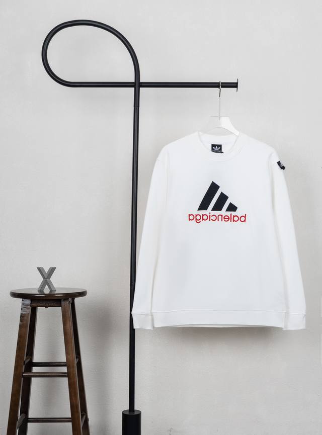 款号Xb42 巴黎Ad联名Logo字母刺绣肩标圆领卫衣 黑白藏三色 面料采用400克毛圈高克重95棉5氢纶1×1双纱洗一辈子都不会变形的 男女同款 官网细节一致