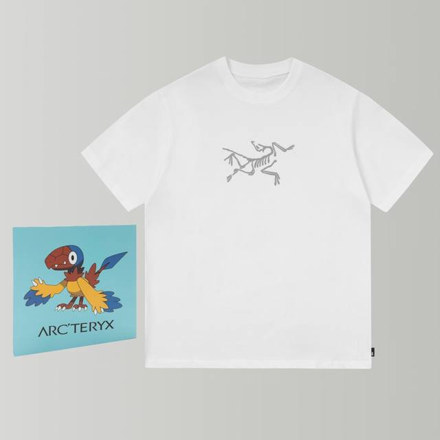 礼盒装款号A116-1码数Xs-S-M-L黑白两色 男女同款 Arcteryx 经典Logo短袖己经成为热门时隔一年，在潮流圈最受欢迎的户外神级 始祖鸟 ，现在