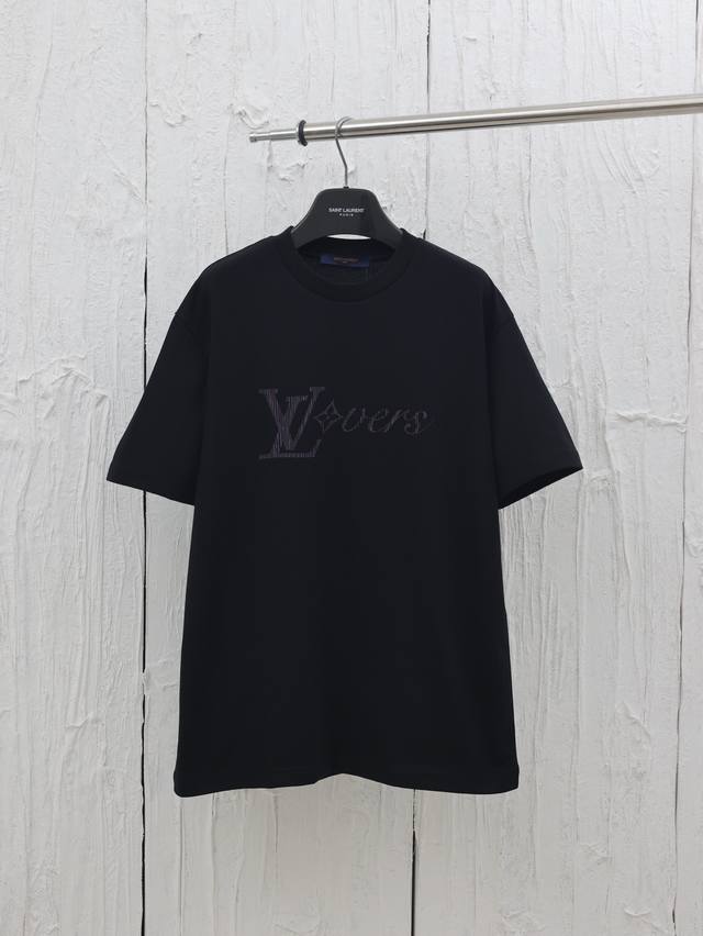 LV 路易 彩虹渐变竖纹印花短袖T恤 平织纯棉优质棉面料，采用15S平织优质棉，230G；搭配32S双纱拉架螺纹，300G。面料采用平纹组织方式织造的品质优良的