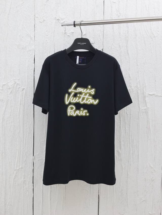 LV 路易 25Ss霓虹标识短袖 面料采用60支丝光双股面料搭配1*1索罗纳螺纹 成衣后采用特殊洗水工艺面料酵洗 防止缩水保持面料柔软性 正面采用胶桨印花 定制
