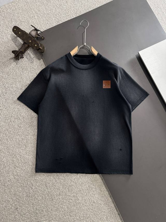 隔天出货 高品质 Loewe 罗意威 2025春夏新款男款蜡染水洗破洞短袖T恤 精梳重磅洗后双纱面料，高强度面料掂起来手感份量十足，上身也比普通T更加有质感，不
