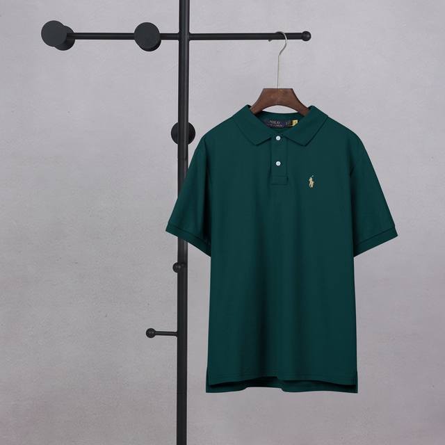 ralph Lauren拉夫劳伦Polo翻领胸口小标刺绣短袖 码数：S M L Xl 价格P： 颜色：墨绿色 夏日型格必备，拉夫劳伦翻领短袖，经典与质感的完美融