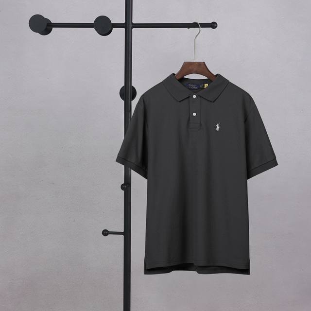 ralph Lauren拉夫劳伦Polo翻领胸口小标刺绣短袖 码数：S M L Xl 价格P： 颜色：炭灰色 夏日型格必备，拉夫劳伦翻领短袖，经典与质感的完美融
