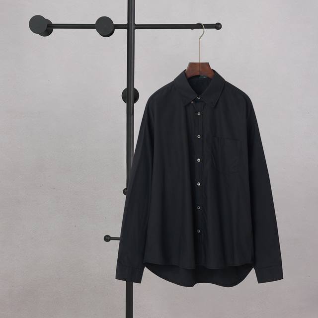 款号C07 黑色 码数：S～Xl Balenciaga 巴黎世家 后背字母图案印花单排扣休闲长袖衬衫 常规版型简略纯粹不失大气。 选用高品质面料，确保穿着舒适度