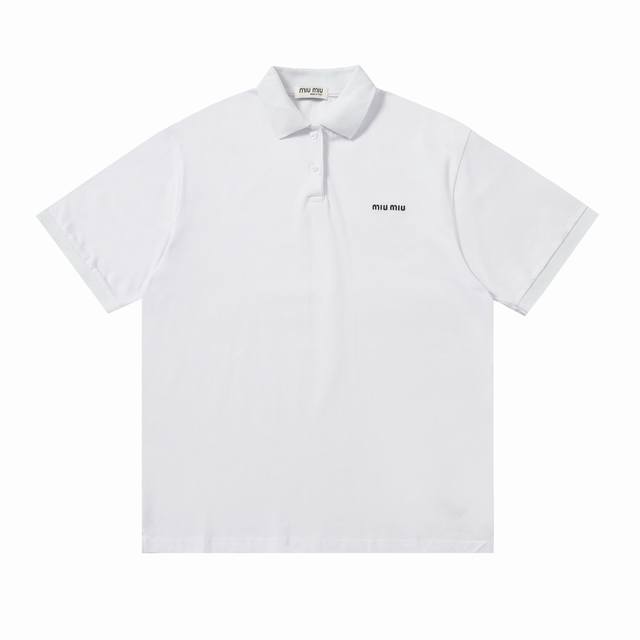 款号:0027 Miu Miu 经典款小标短袖Polo衫手感非常舒服 春夏砖柜同步 时尚又个性 超级百搭好看 人手必备款 颜色: 白色 码数: L.Xl 女款