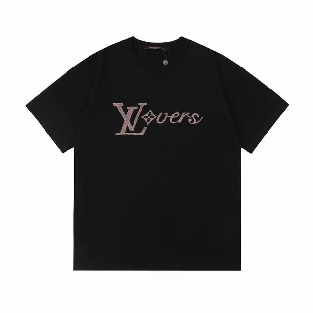 隔天到 Louis Vuitton 路易威登 高品质320克 胸前精工刺绣 原版面料 官方同款 短袖T恤 同缸染面料 手感非常舒服 春夏最新砖柜同步 时尚又个性