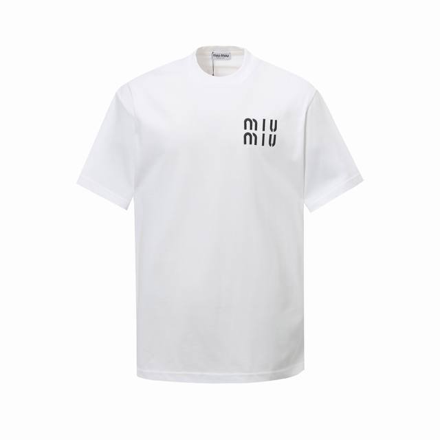 Miumiu 25Ss新款前幅立体刺绣经典Logo 后幅贴布绣Logo短袖T恤 独家定织定染高克重紧密精梳棉面料 质感柔软舒适上身非常有型帅气 Os落肩宽松版型