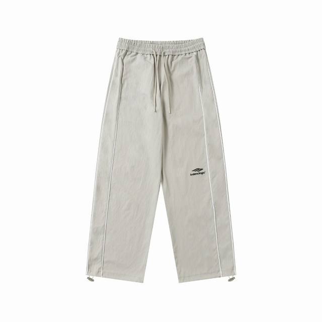 Balenciaga巴黎世家新款高街直筒休闲运动裤 巴黎英文Logo刺绣工艺 刺绣饱满凹凸感 织带撞色设计更是点睛自带少年气显年轻 裤脚带橡胶扣对版五金 最流行