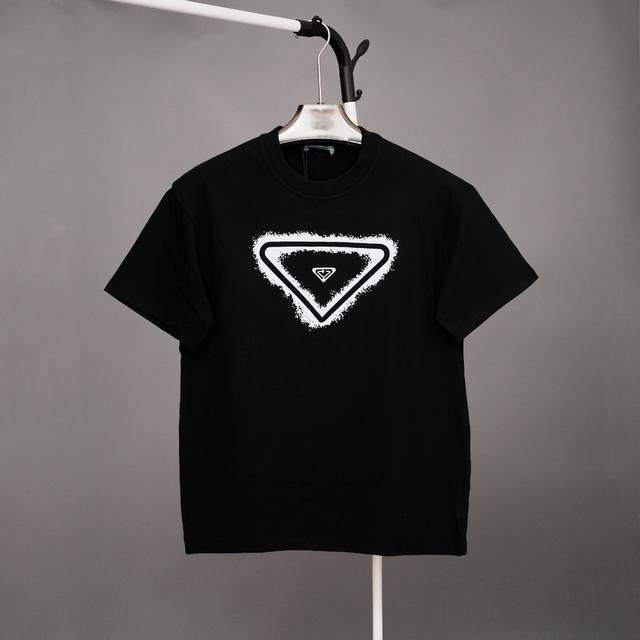 D Prada 普拉达 三角标短袖T恤 面料采用260G纯棉面料 低调简约，清爽百搭。紧实纯棉面料，不缩水。做工细致，男女同款宽松落肩版型，时尚大气。 包装 吊