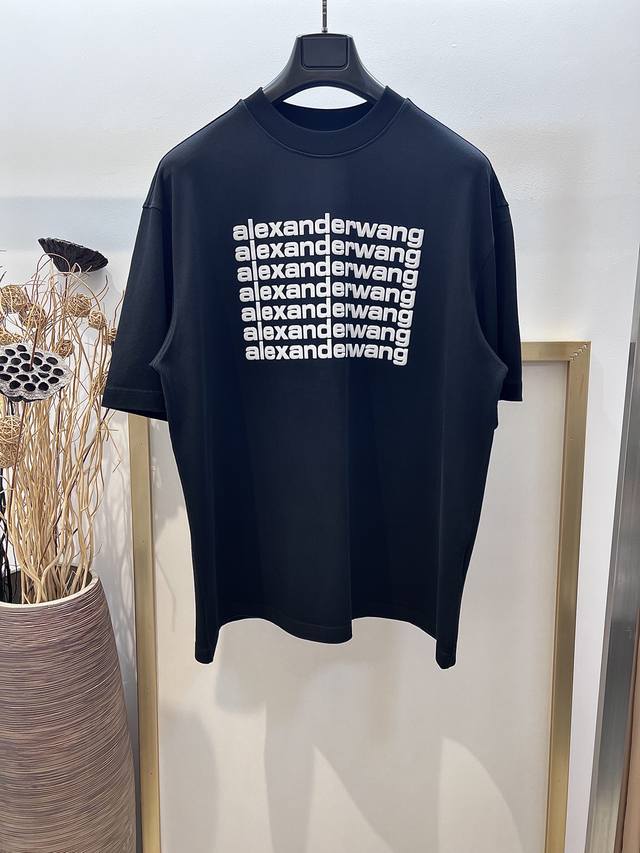 D］Size：S M L Xl 黑 白两色 Os宽松版 男女同款 1976462520081 Alexarderwang 亚历山大.王立体Logo字母弹幕磨砂立