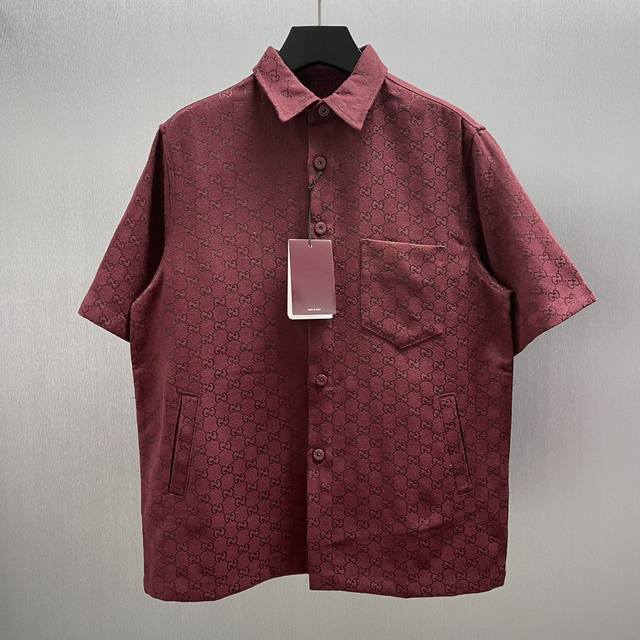 D 酒红双G提花短袖衬衫 Size : S-Xl 这款短袖衬衫以浓郁酒红色为主调，散发复古韵味。经典翻领设计，简约大方。衣身布满标志性双G印花，彰显品牌格调。设