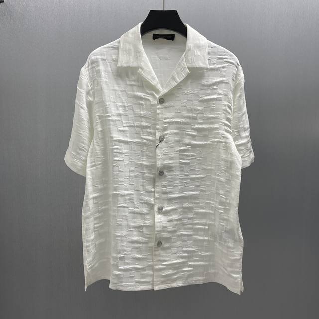 D Lu 素简纹理假日衬衫 Size : S-Xl 这款衬衫为短袖设计，采用经典的翻领版型，简约大方。面料呈现出独特的纹理质感，增添了细节与层次感。整体风格休闲
