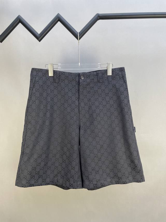 Gucci 古驰 2025新款满印提花短裤 采用进口定制的面料 全幅提花设计 1：1还原面料的手感 能搞驾驭各种场合 定制的辅料 三标齐全 男女同款 尺码：S