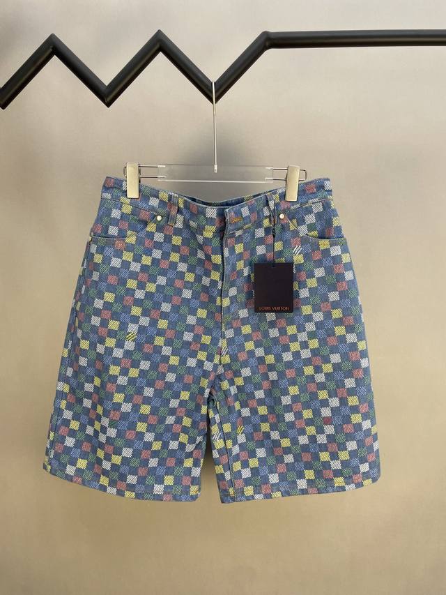 LV 2025Ss 春夏新款 洗水牛仔棉布短裤 定制高品质原版面料 复杂花纹印花工艺 缤纷原色描绘新季 Lv Vers Damier 图案 穿插Marque L