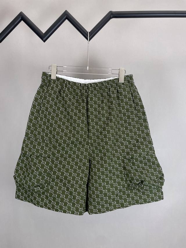 Gucci 2025 Ss春夏新款 双G提花短裤 定制经典军绿色提花面料 满身经典双G互扣Logo 松紧弹力带腰围设计 裤腿侧边翻盖口袋 后贴布口袋 微廓形裤脚