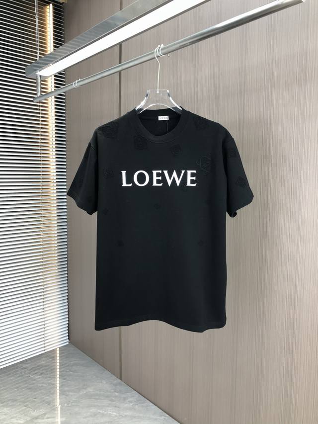 D Loew 罗意威 2025春夏新款 圆领短袖 激光烧花刻字模工艺 采用高克重320克双纱精梳棉面料 微宽松版型 面料手感柔软厚实 男女同款 颜色：黑 白 码