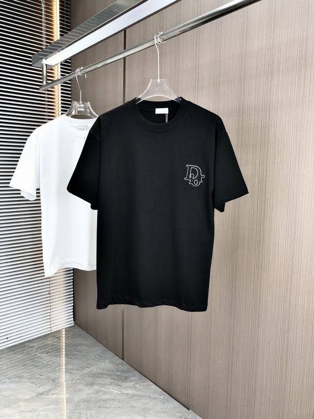 D Dior 迪奥2025春夏新款 圆领短袖 拱桥中空绣单针绣 细节满满 采用高克重320克双纱精梳棉面料 微宽松版型 面料手感柔软厚实 男女同款 颜色：黑 白