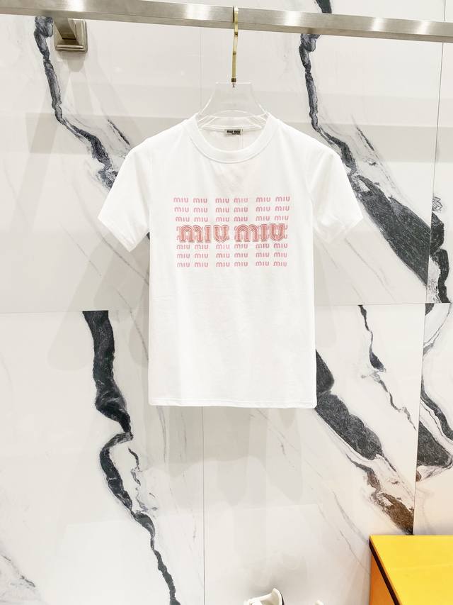 D [女款] Miu Miu 缪缪 2025新款 50支双冰爽棉170G面料 刺绣字母小Logo印花工艺标识 官方同步 高版本 时尚个性 百搭潮流 纯原品质 原