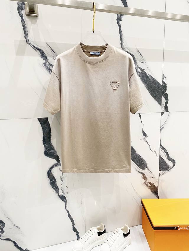 Prada 普拉达 320克洗水短袖 简约三角标贴布刺绣Logo标识 官方同步 1:1原版开模 时尚个性 百搭潮流 纯原品质 原版洗水面料 吊牌 领标 水洗麦