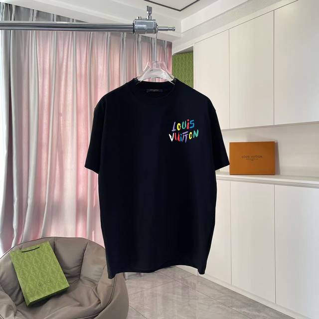 LV*路易威登2025夏季新款 个性字母Logo印花 定制面料300G 短袖T恤 男女同款 尺码：S M L Xl Xxl 五个码 颜色：黑色 白色 粉红色 玫
