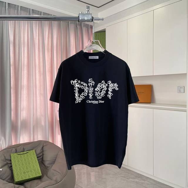 Dio 迪奥2025夏季新款 个性字母Logo印花 短袖T恤 定制面料300G 男女同款 颜色：黑色 白色 粉红色 天蓝色 尺码: S M L Xl Xxl 五
