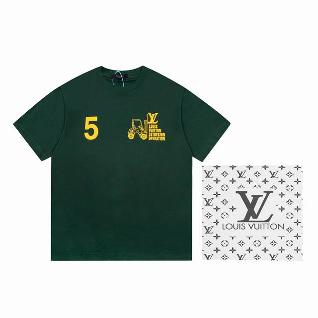 款号A01-1、最新款Lv 上海走秀Vi D P限定款，版型轻松休闲,不紧身也不宽松,正常版型。正反面1V工作室大型单色印花,倡导了“ Stay There,W