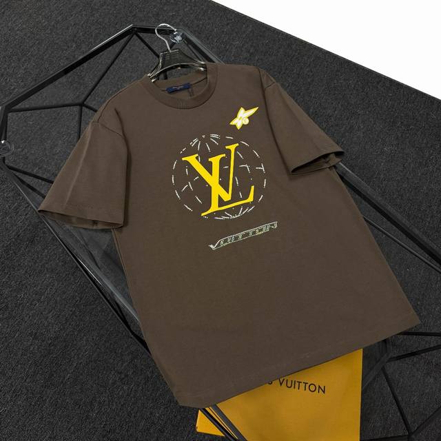 Louis Vuitton路易威登 25款高版本 面料采用300克高密度纯棉 不变形 不缩水 三标齐全 男女同款 工艺： 印花烫钻工艺 颜色：白色 棕色 黑色