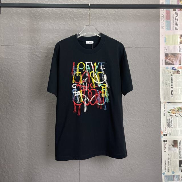 A63 Loewe罗意威 面料升级 300高克重 七彩流苏字母Logo刺绣工艺 独家专供新款原单 男女同款 休闲宽松版型短袖 高端定制 高版本 时尚百搭爆款 进