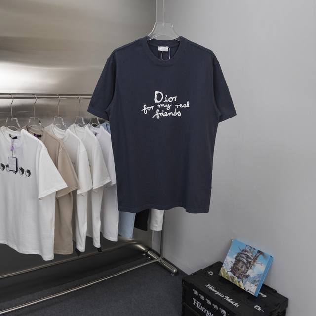 礼盒装 款号Y21-1码数Xs-S-M-L男女同款 Dior 洗水磨破刺绣短袖 面料：采用21织竹纹纯棉双纱面料，面料纯棉纱线定织双纱竹纹280克，原版定染藏蓝