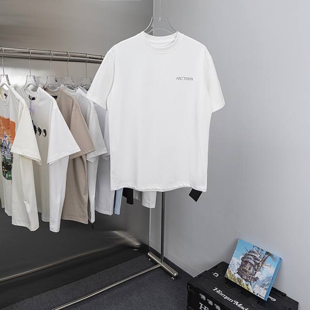 礼盒装 款号：Y06-4码数Xs-S-M-L 始祖鸟新出了Kragg一系列体恤。这款Kragg体恤不仅颜值超高，男女同款这款宽松、图案设计涂鸦白墨印花、材质上更