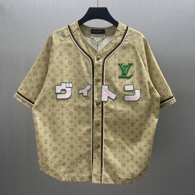 Lu 日式元素棒球衫 Size : S-Xl 这件衣服是路易威登的棒球衫。主体布满经典Monogram老花图案，彰显品牌标志性元素。胸口处的绿色“Lv”标识醒目