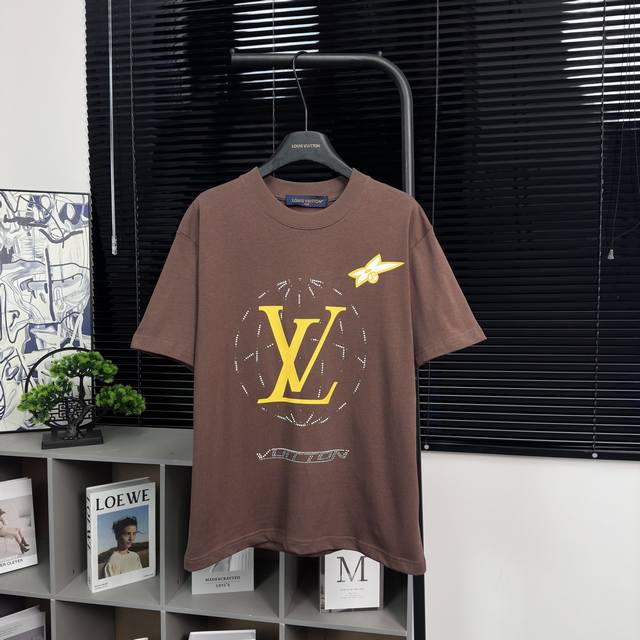 louis Vuitton 款号：L821#路易威登地球数码烫钻短袖 面料- 采用320克双股精梳棉面料.索罗纳螺纹订织订染国标一级面料 工艺：采用美国上市公司