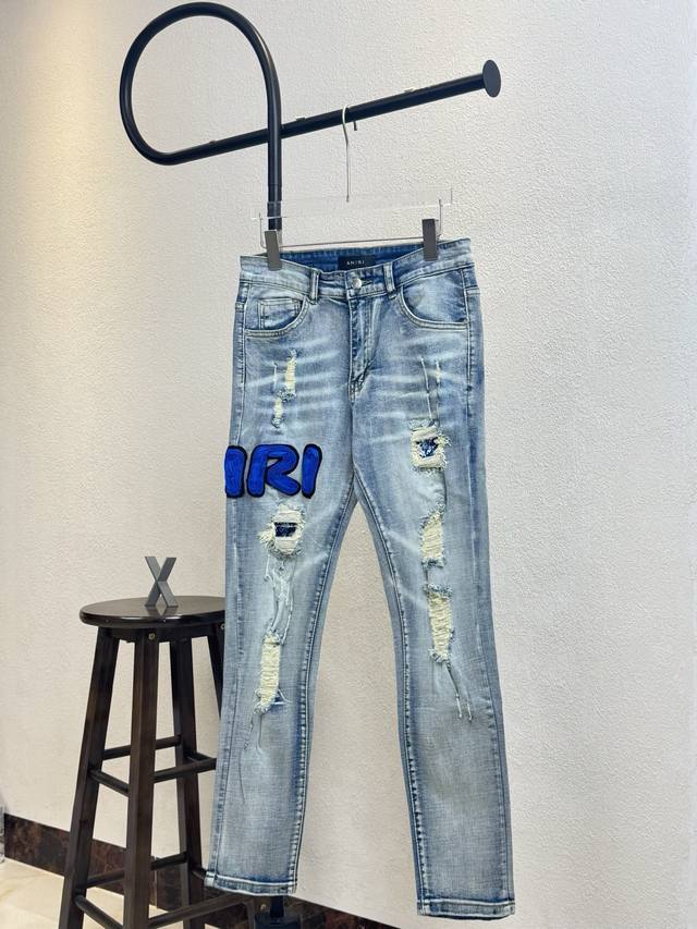 款号X135 Amiri 蓝色贴布字母破洞紧身牛仔裤顶级版本 男女同款 三标齐全 区别市场通货 随意对比 水洗裤身对花位剪裁缝纫 采用具有光泽感的丝光绣线 由意