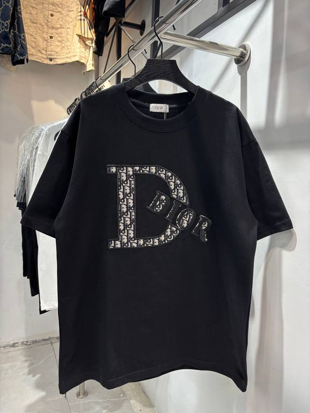 款号：Zmr49# Dior迪奥老花贴布重工刺绣字母短袖T恤 2 克纯棉双砂面料 所有面料均已提前做过缩水 品质第一 所见即所得 不会洗一次版型就有所变化的 区