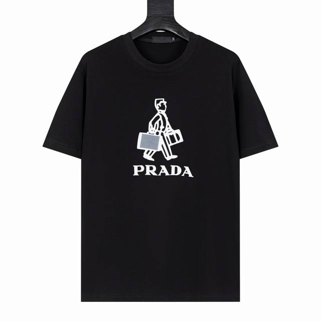Prad*普拉达25Ss新款短袖，最高版本重工艺印花经典Logo图案，高标准定制，上身非常有型，客供进口高档280克纯棉面料质感非常细腻，细节工艺精湛考究，塑造