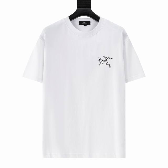 Arcteryx始祖鸟25Ss新款短袖，最高版本重工艺印花经典Logo图案，高标准定制，上身非常有型，客供进口高档280克纯棉面料质感非常细腻，细节工艺精湛考究