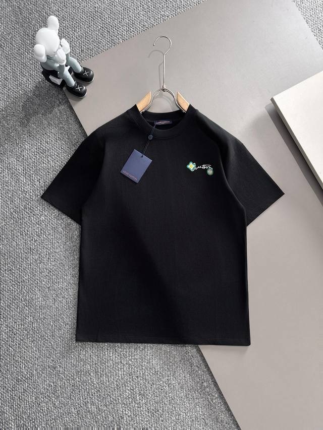 Louis Vuitton* 2025春夏款上新 原高版本 驴家Lv 面料采用270克高密度纯棉 不变形 不缩水 工艺介绍：双线走位 胸前采用进口绣花机刺绣绣＋