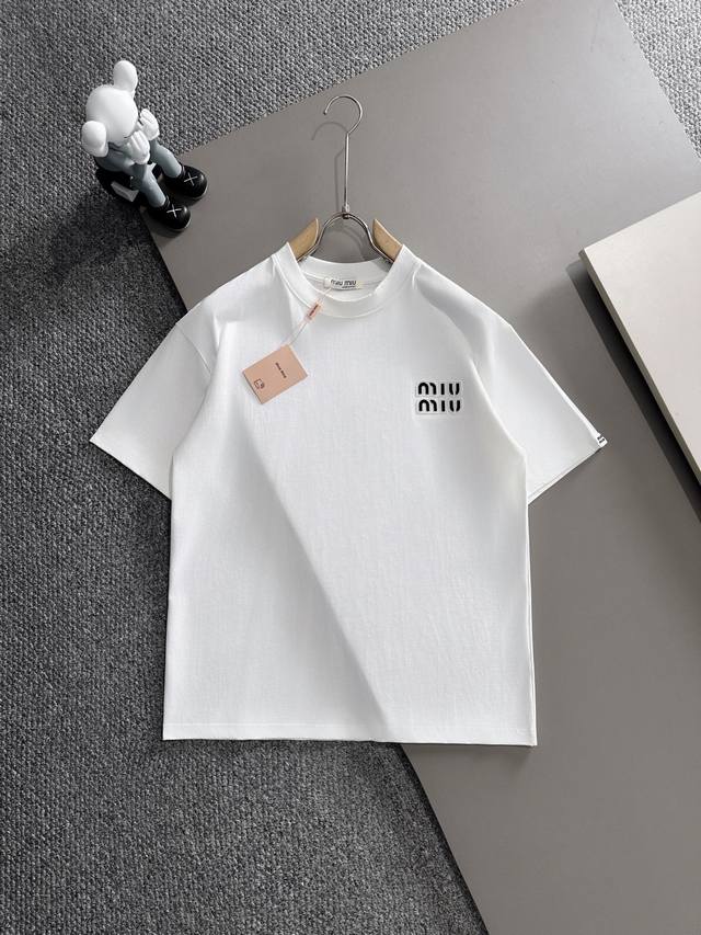 Miu Miu* 2025春夏款上新 原高版本 面料采用270克高密度纯棉 不变形 不缩水 工艺介绍：双线走位 胸前采用重工压膜印花后领压膜印花 颜色：白色 S