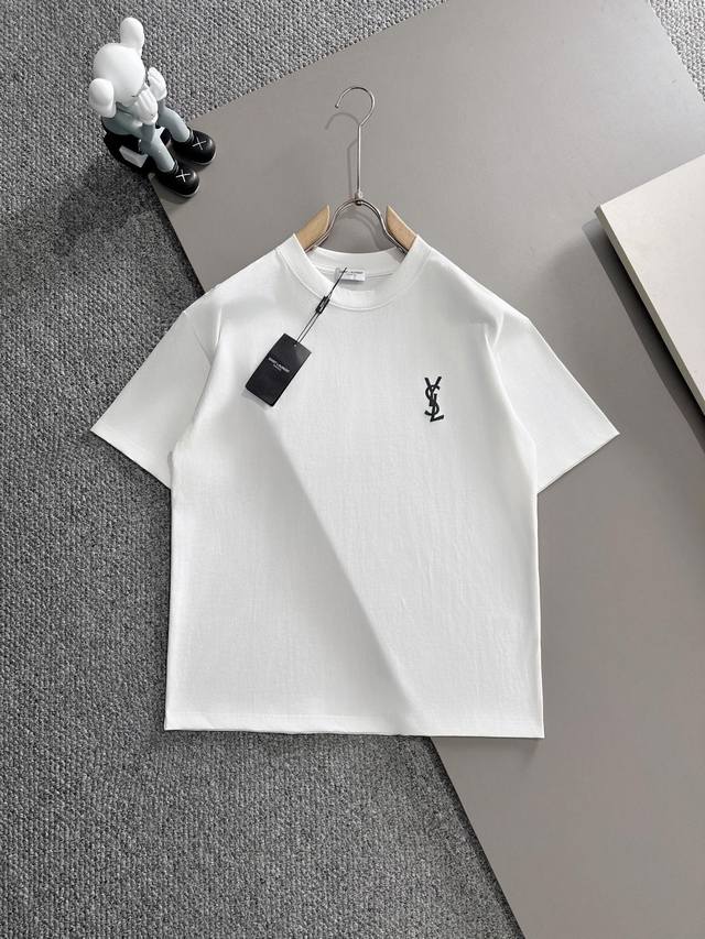 Yves Saint Laurent 圣罗兰* 2025春夏款上新 原高版本 面料采用270克高密度纯棉 不变形 不缩水 工艺介绍：双线走位 胸前立体压胶印花+