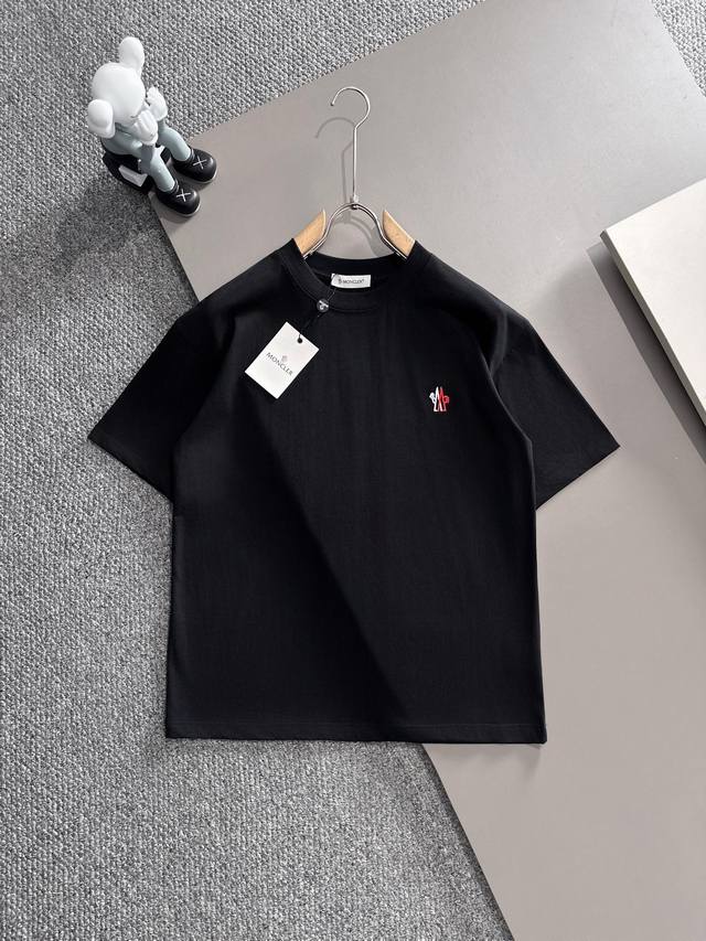 Moncler蒙口* 2025春夏款上新 原高版本 蒙口 面料采用270克高密度纯棉 不变形 不缩水 工艺介绍： 双线走位 胸前采用重工刺绣+后幅3D立体硅胶印