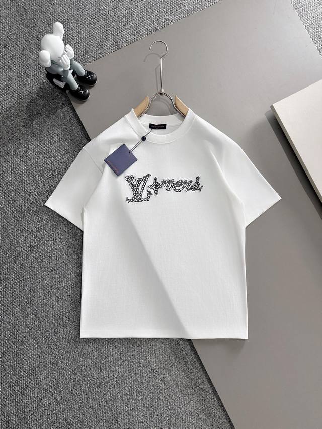 Louis Vuitton* 2025春夏款上新 原高版本 驴家Lv 面料采用270克高密度纯棉 不变形 不缩水 工艺介绍：双线走位 胸前进口万针精密梵文刺绣