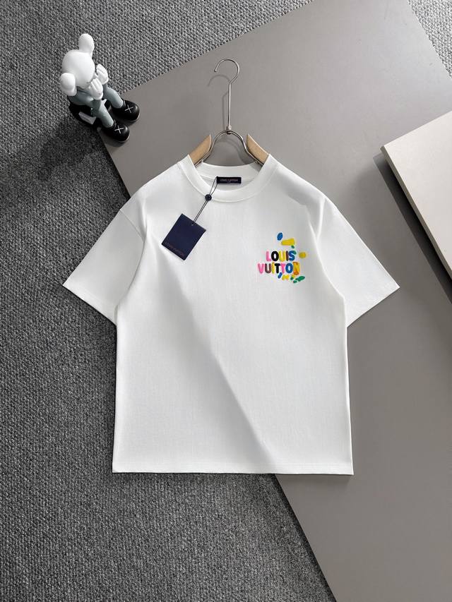 Louis Vuitton* 2025春夏款上新 原高版本 驴家Lv 面料采用270克高密度纯棉 不变形 不缩水 工艺介绍：双线走位 胸口彩色发泡印花+后背彩色