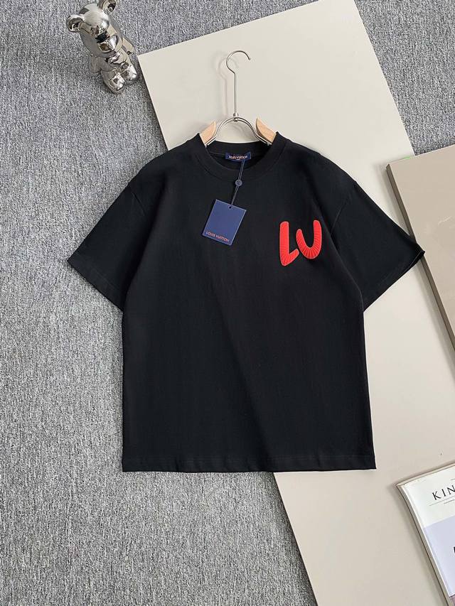 Louis Vuitton* 2025春夏款上新 原高版本 驴家Lv 面料采用270克高密度纯棉 不变形 不缩水 工艺介绍： 走秀款 前面Logo后面图案 采用