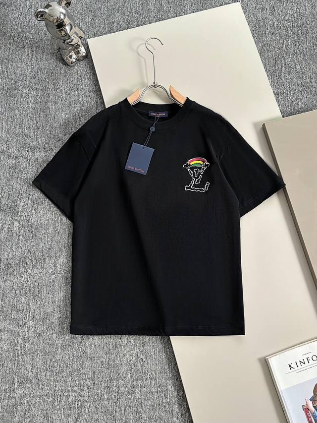 Louis Vuitton* 2025春夏款上新 原高版本 驴家Lv 面料采用270克高密度纯棉 不变形 不缩水 工艺介绍：双线走位 胸前网点印花＋后幅印花 颜