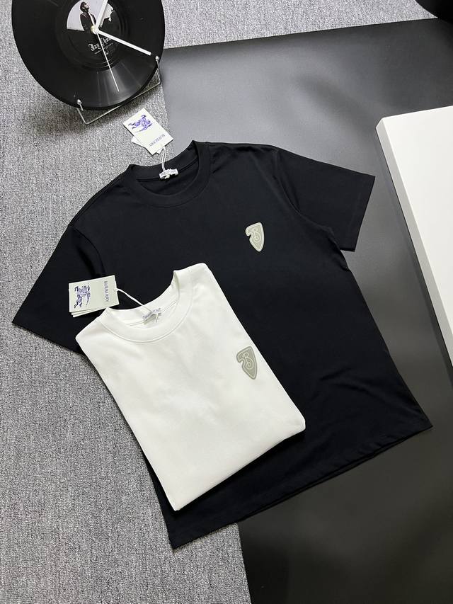 Burberry短袖T恤 工艺：印花 颜色：黑色 白色 码数：S～Xl 面料：精梳紧密棉盖棉280G