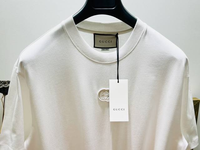 Size：S M L Xl 黑 白两色 男女同款1 G家G*Cci 古驰 互扣式双G刺绣贴饰开叉半袖T恤衫 经典款百搭减龄款 纯棉制品建议干洗或反面洗衣袋包裹冷