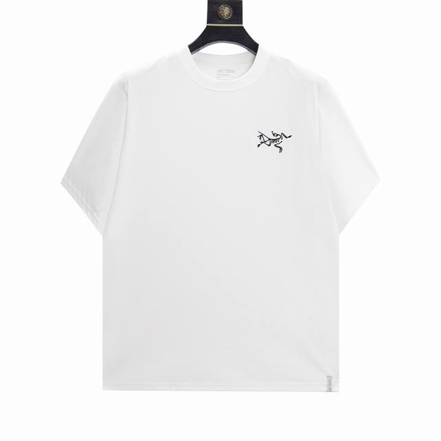 批 Arc’Teryx始祖鸟Arc23Ss 胸前刺绣小Logo短袖T恤 采用60支双股，270G全棉面料。上身透气，绝不起球，手感柔软舒适，全衣平车走线立体剪裁